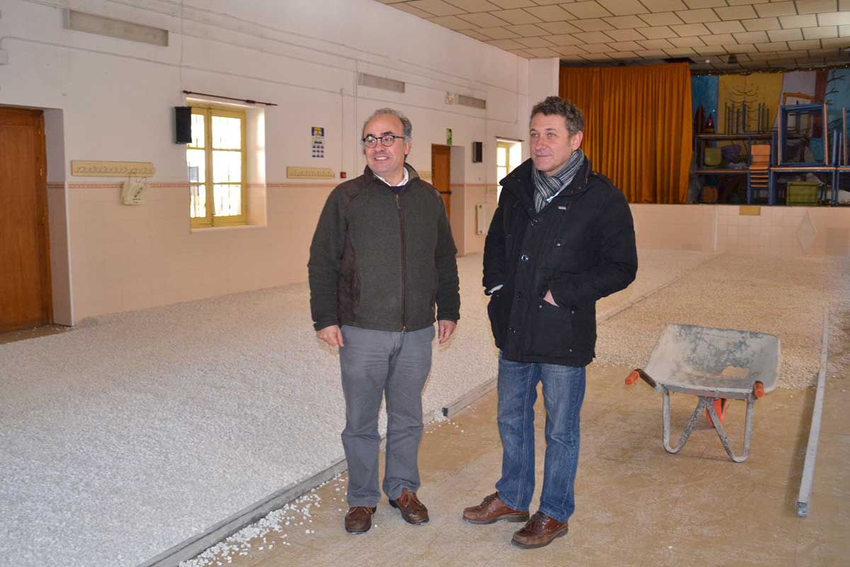 El delegado de Educación y el director del centro, en el lugar de las obras.