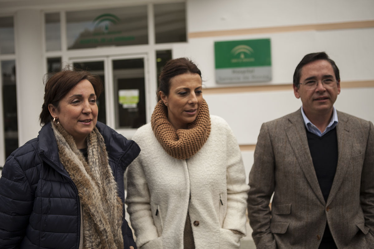Ana Corredera, María de la Paz Fernández y Daniel Castilla durante la rueda de prensa de hoy en el hospital.