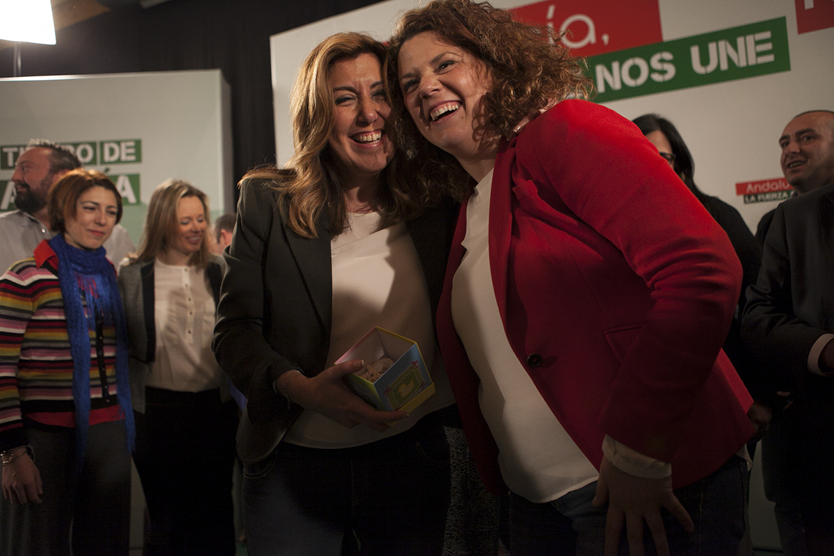 La presidenta de la Junta, Susana Díaz, junto a la alcaldesa de Ronda en un acto del PSOE.