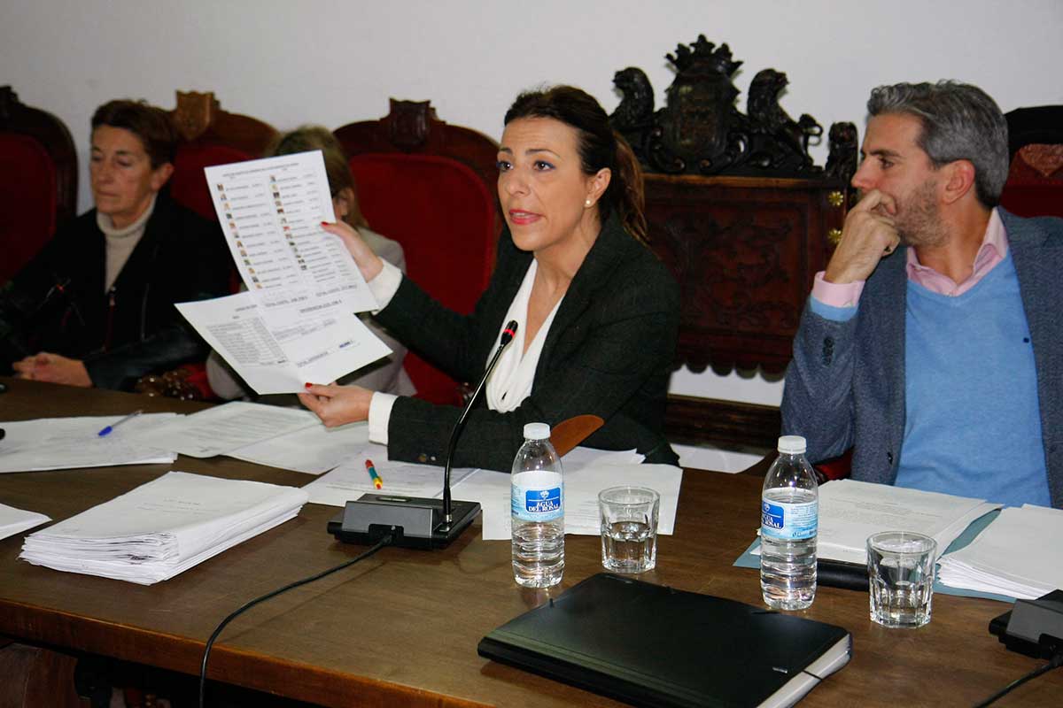 La alcaldesa muestra la comparativa entre el coste de su Gobierno y el socialista.