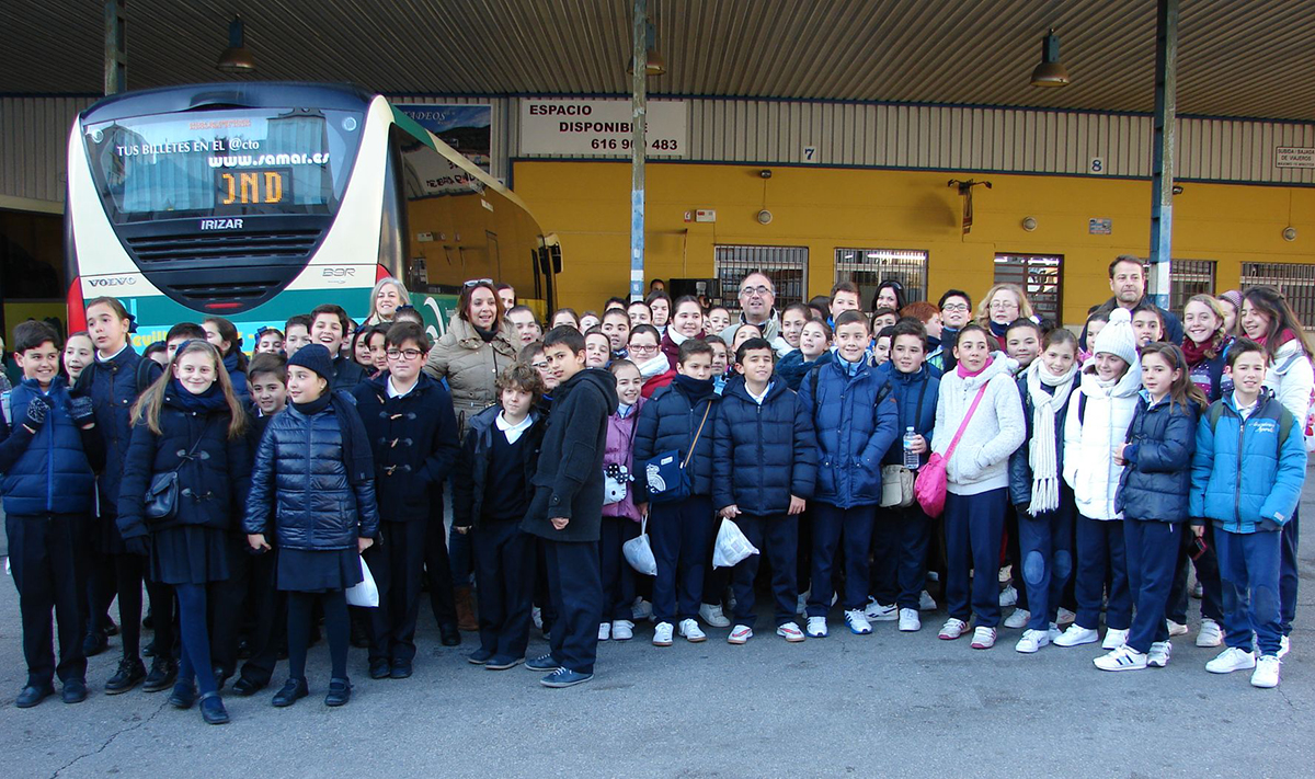Los escolares antes de partir hacia Sevilla.