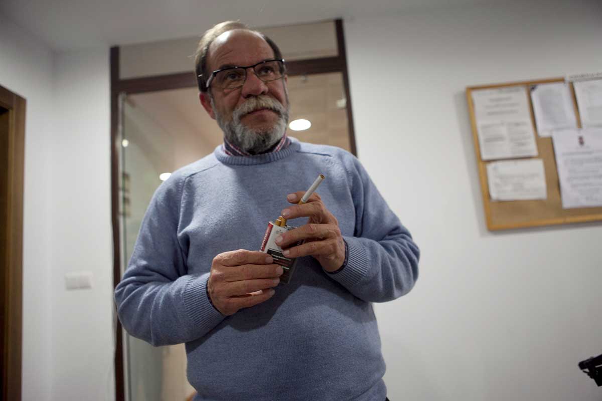 Francisco Gómez se califica a sí mismo como "un fumador empedernido".