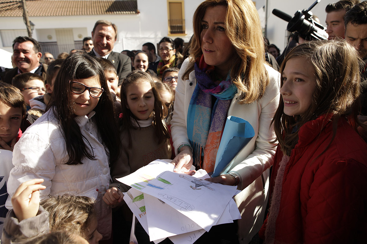 Susana Díaz recibe los dibujos realizados por los escolares de Serrato.