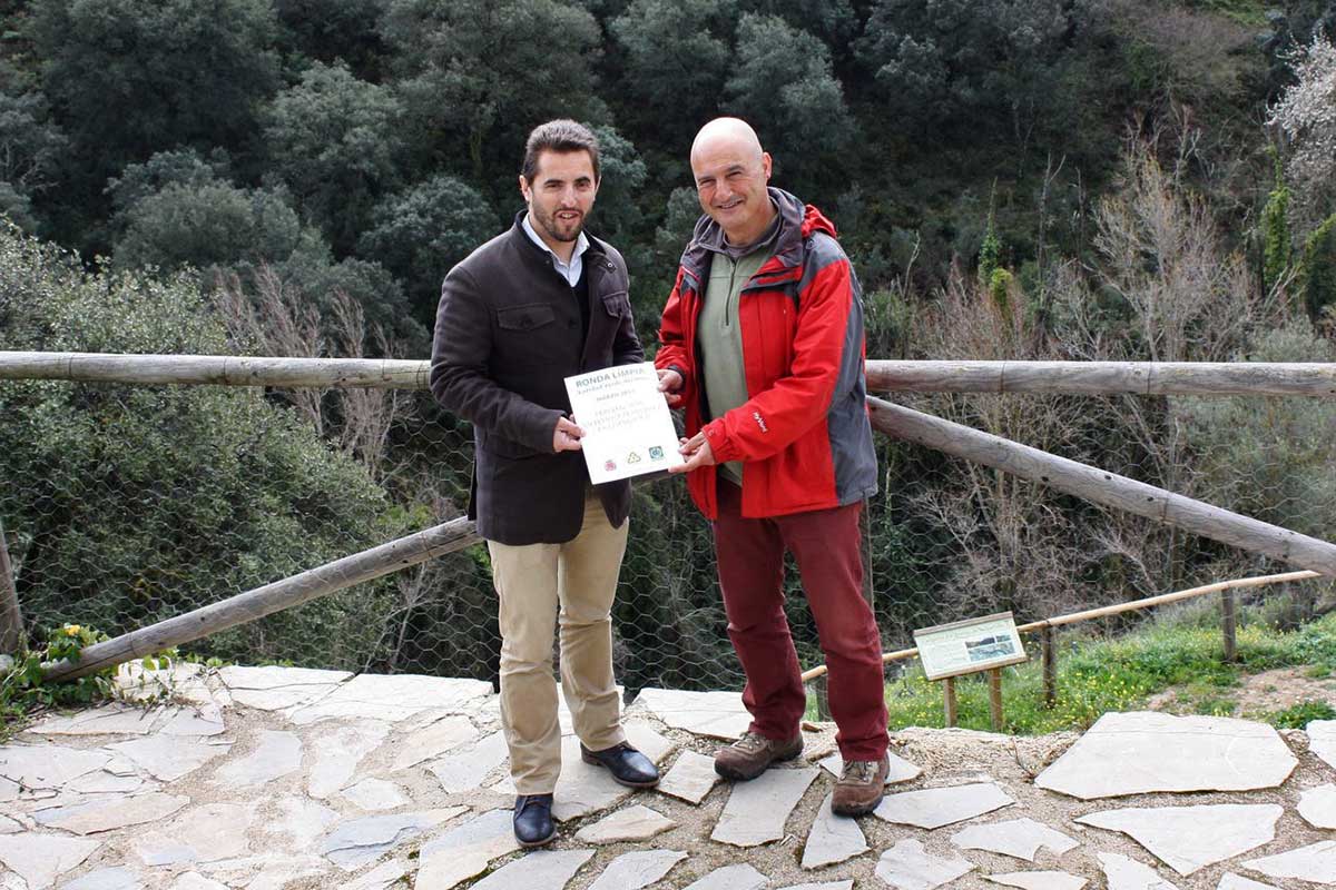 Rafael Flores entregó el distintivo a Melchor Conde.