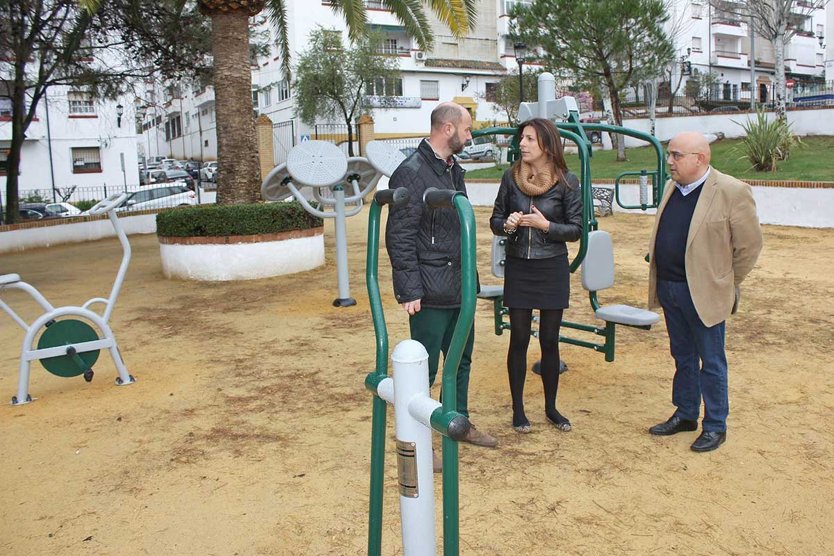 La alcaldesa, junto a los delegados de Parques y Jardines y Salud.