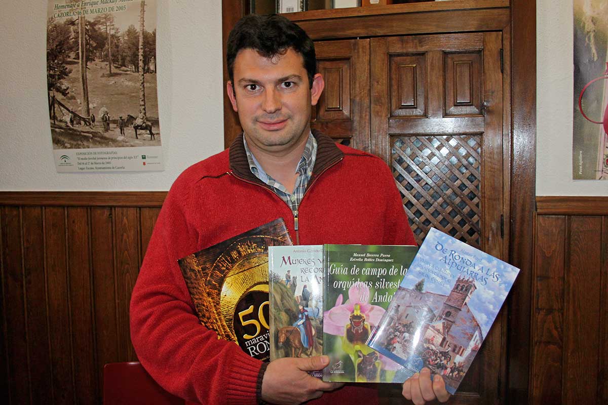 José Manuel Dorado, con algunos de los libros de su editorial.