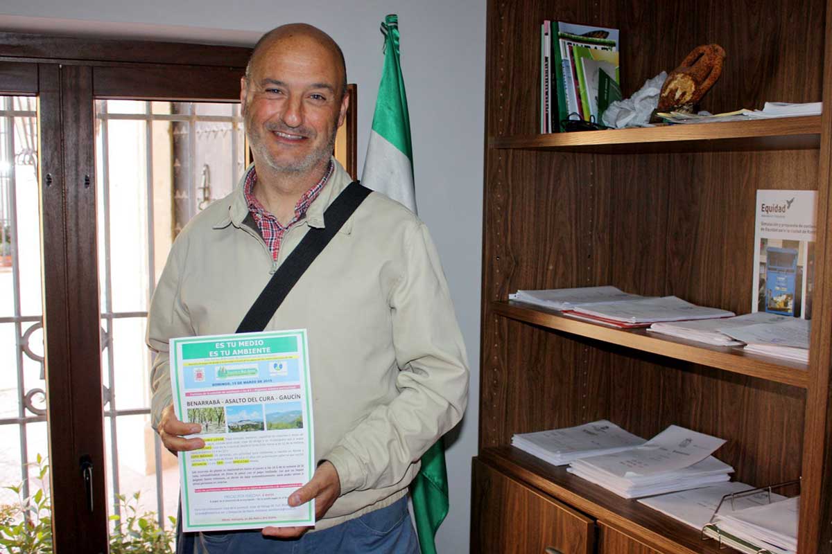 El delegado de Medio Ambiente, Rafael Flores, con el cartel de la actividad.