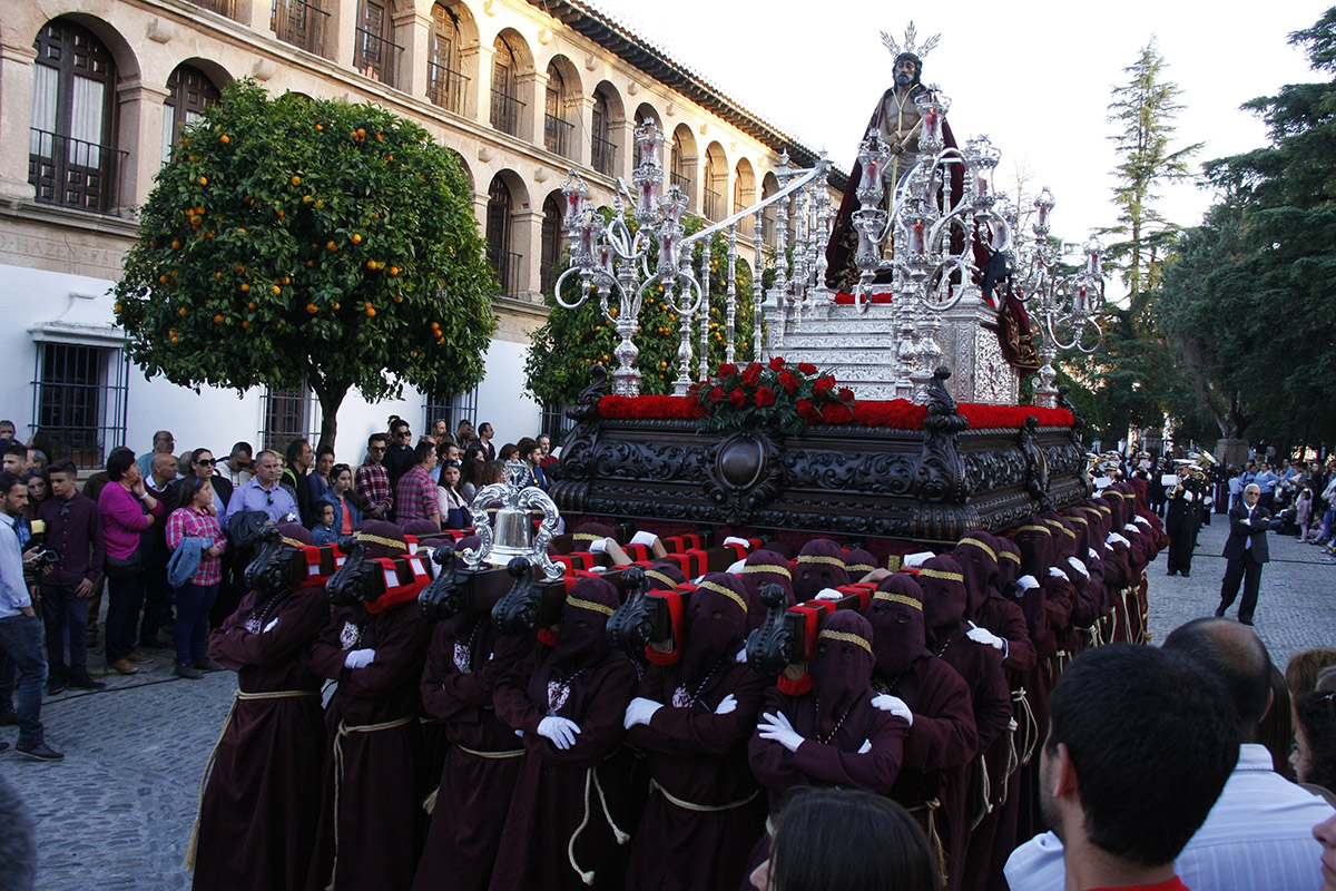 No hay suficientes horquilleros para poder portar los dos tronos de las hermandad.