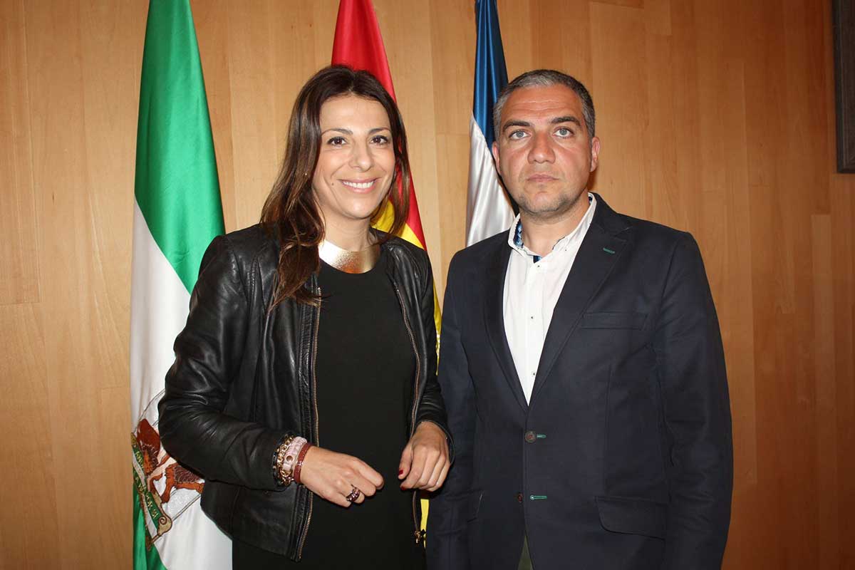 La alcaldesa de Ronda junto al presidente de la Diputación.
