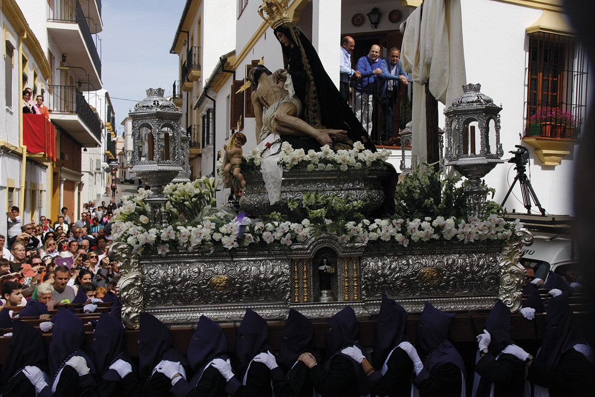 Imagen de las Angustias tras su salida de la iglesia Santa Cecilia.