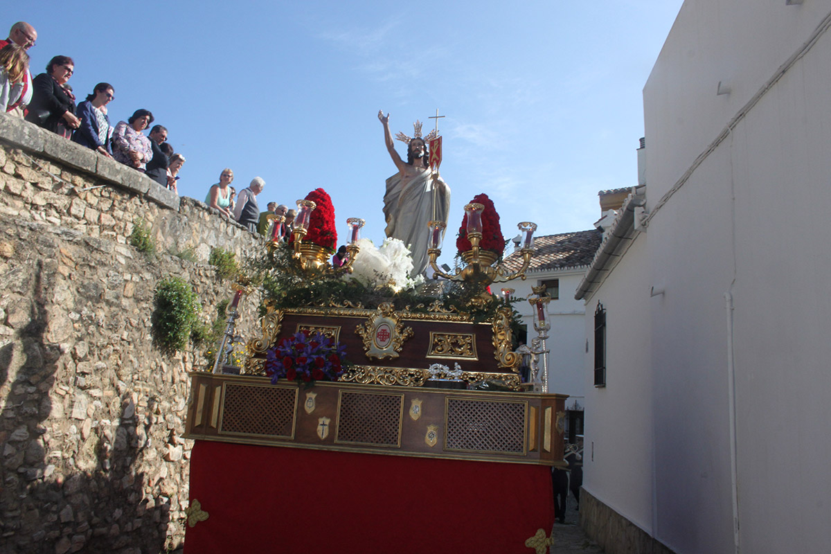 El paso del Resucitado llega a calle Armiñán.