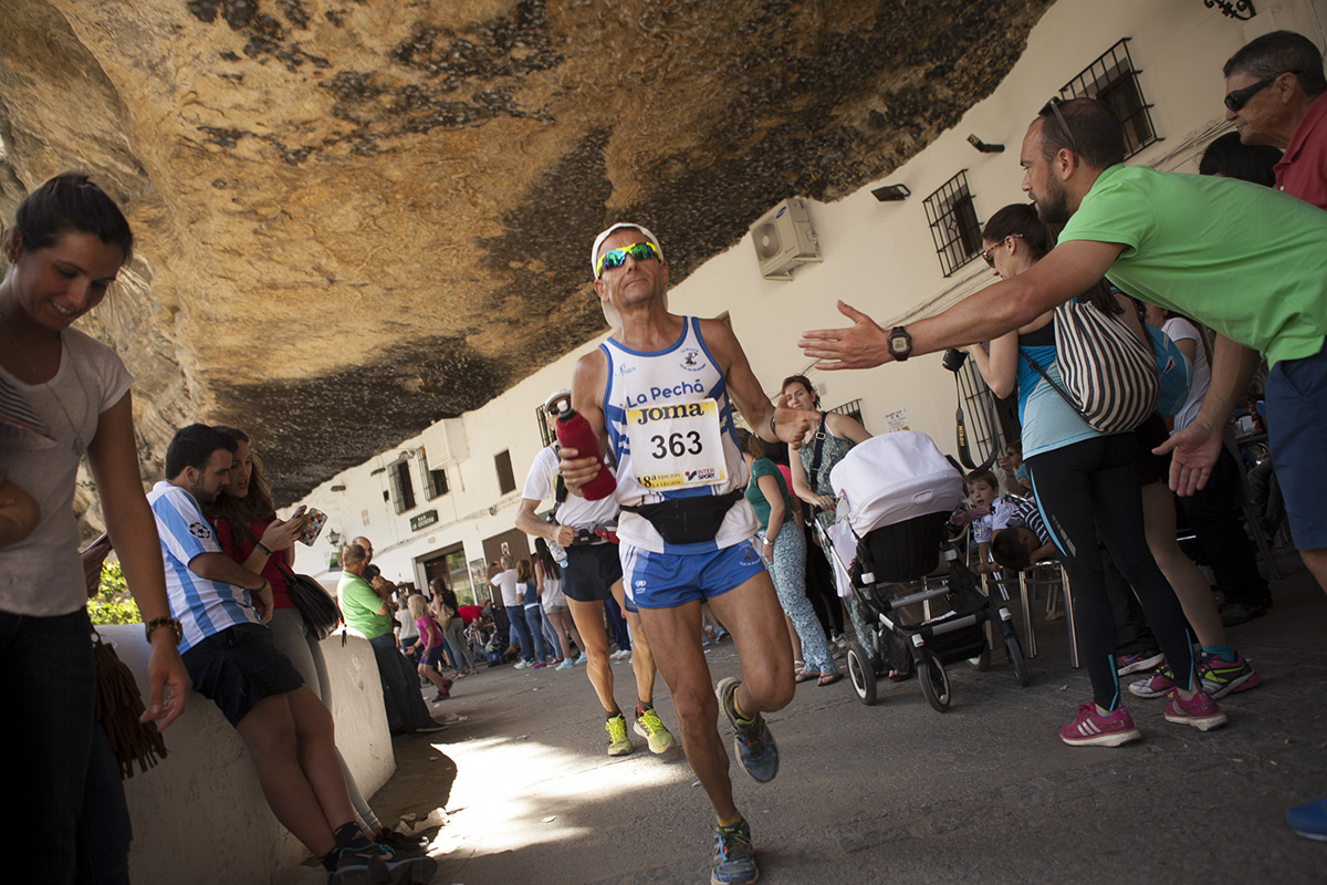La prueba de los 101 km de la Legión a su paso por el municipio gaditano de Setenil de las Bodegas.