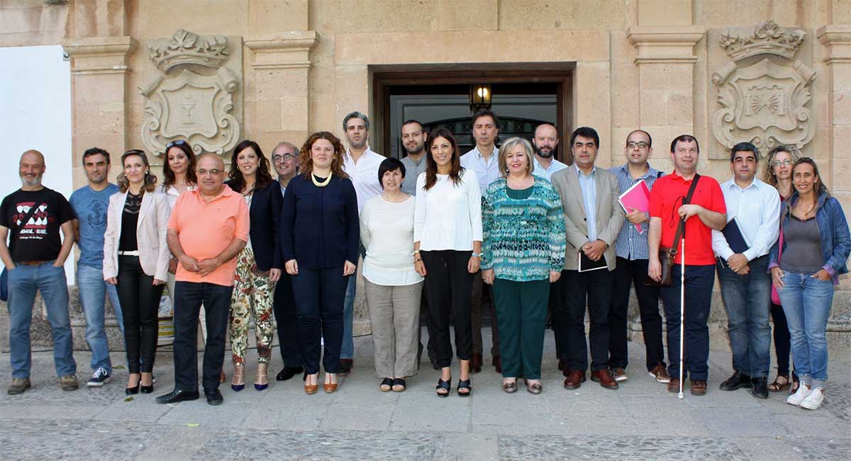 Los 21 concejales posaron juntos frente a la fachada del Ayuntamiento.