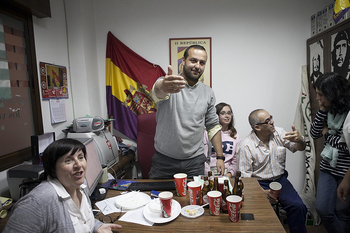 Los concejales Álvaro Carreño y Paqui González en la sede de IU.