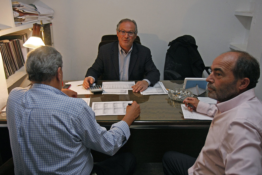 Antonio Marín durante la noche electoral con sus colaboradores.
