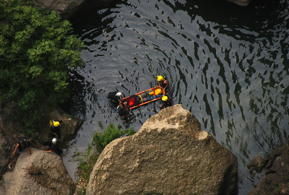 Inicio del traslado del accidentado en el fondo del Tajo.