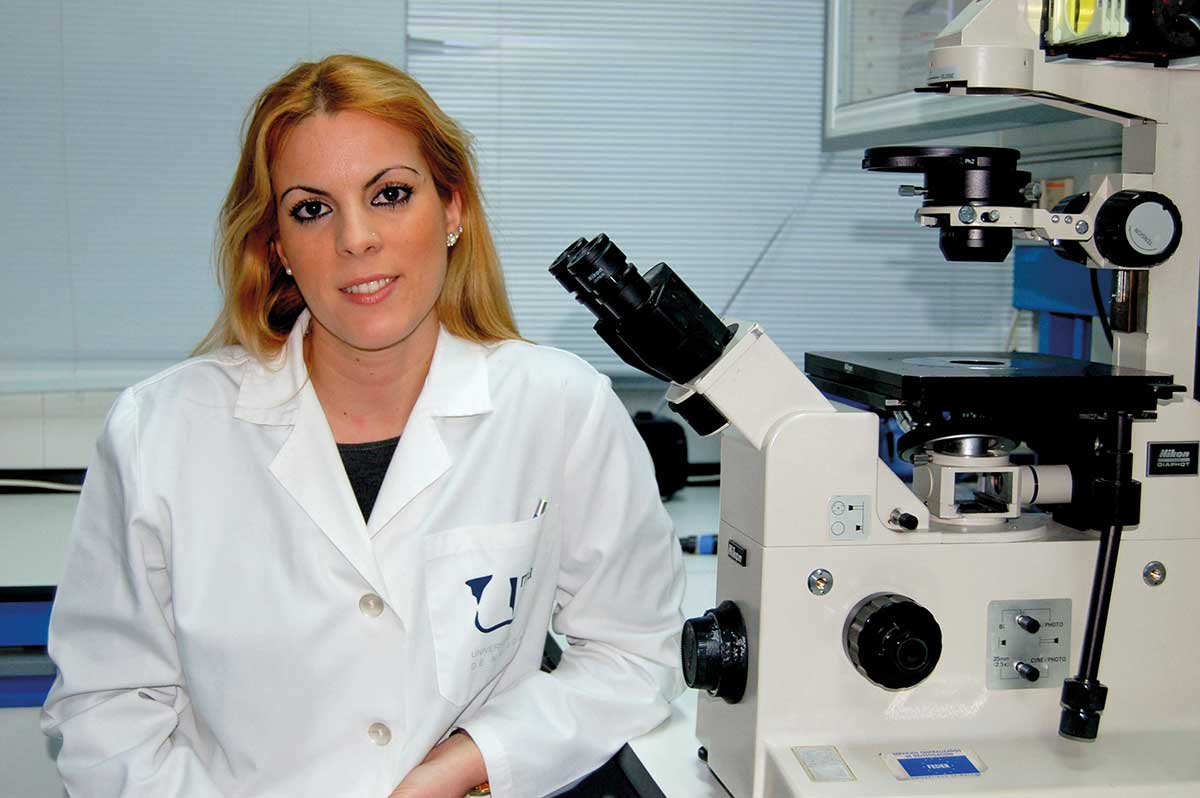 La joven Melissa García, en su laboratorio de la Universidad de Málaga. Archivo.