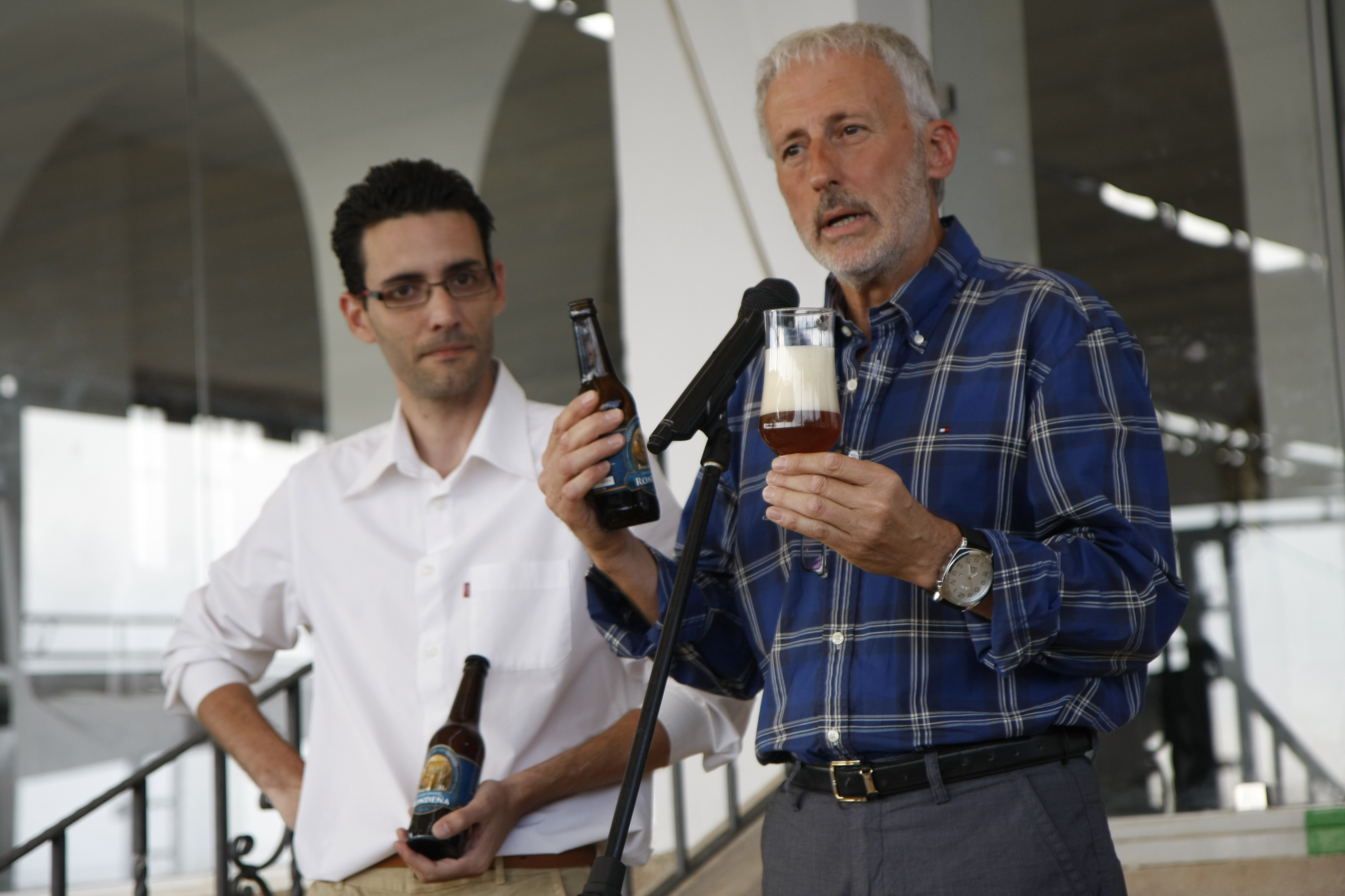 Presentación de la primera cerveza artesanal.