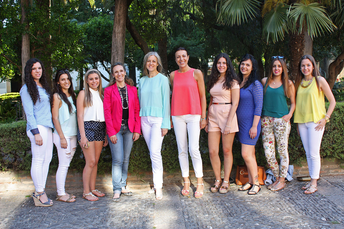 Las damas goyescas y su presidenta junto a la alcaldesa y la delegada de Fiestas.