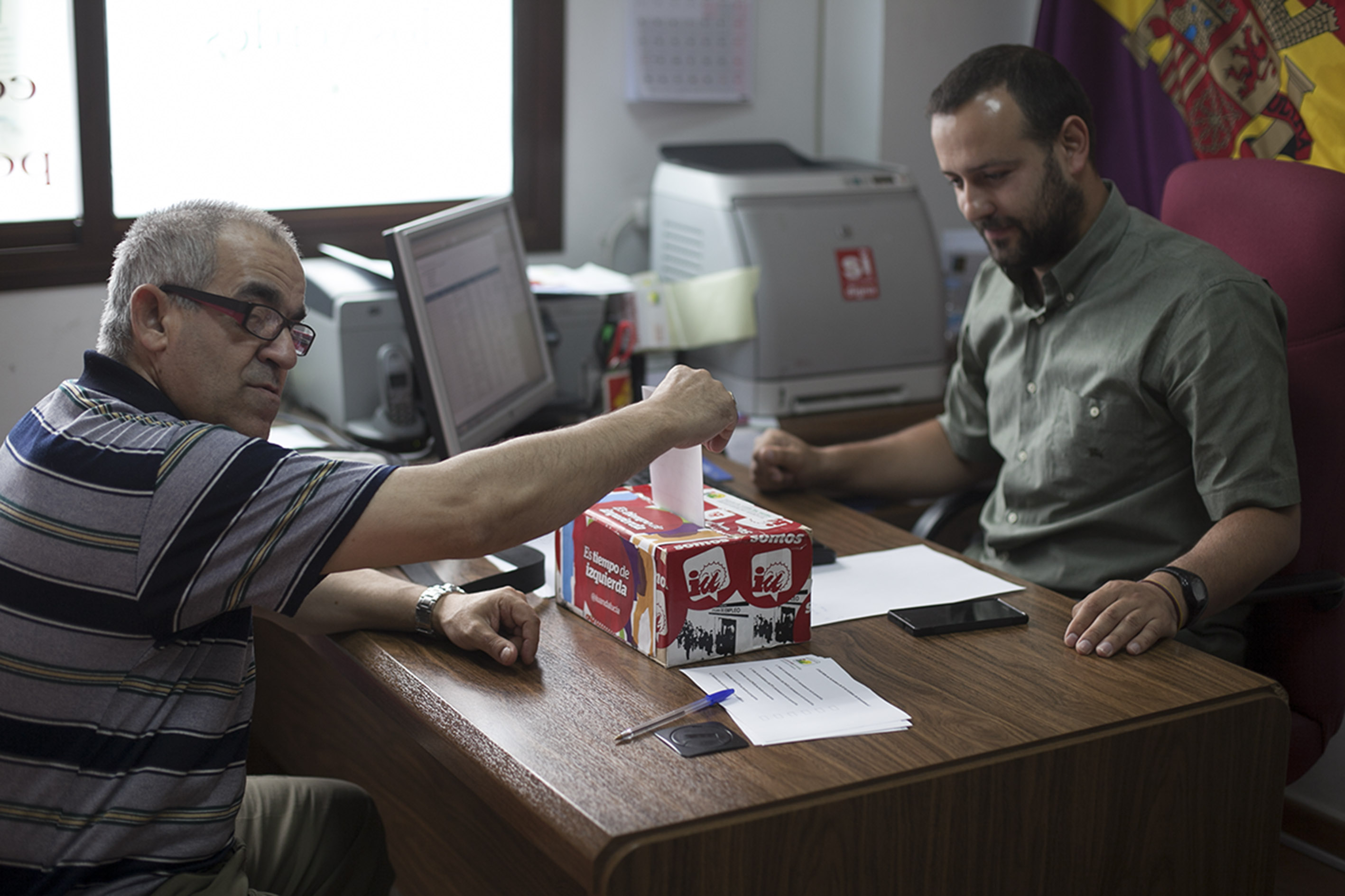 Un militante ejerce su derecho a voto.