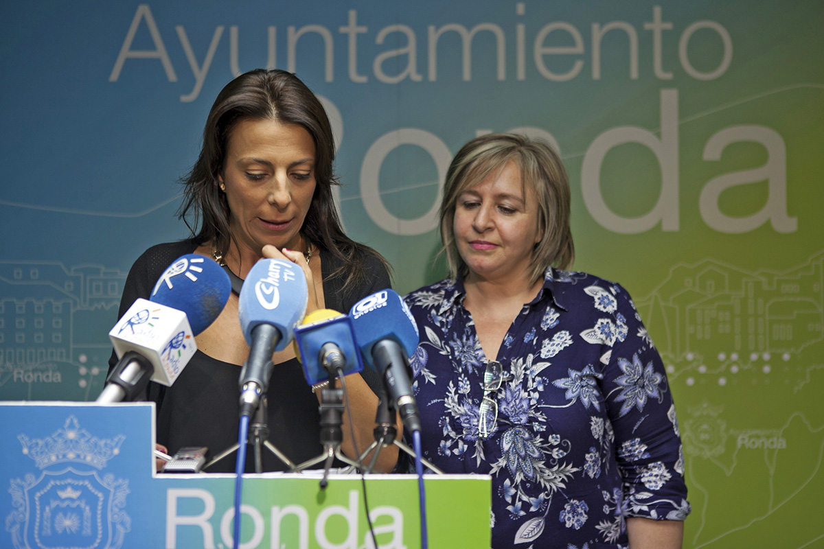 María de la Paz Fernández e Isabel Barriga en la sala de prensa del Ayuntamiento.