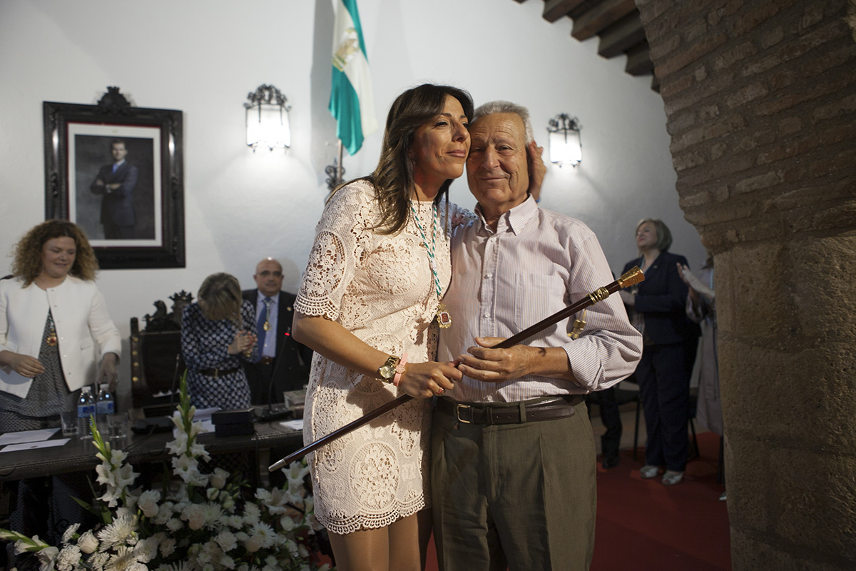María de la Paz Fernández junto a su padre tras ser investida alcaldesa.