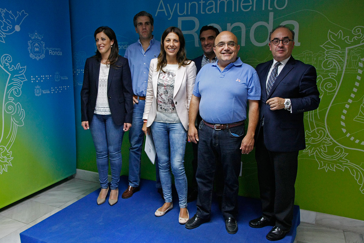 Foto de familia del nuevo gobierno, con la ausencia de Concepción Muñoz.