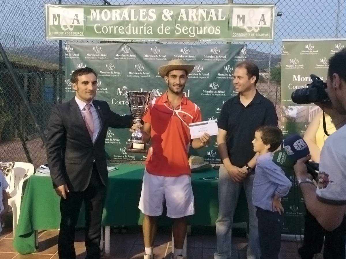Entrega del trofeo al ganador.