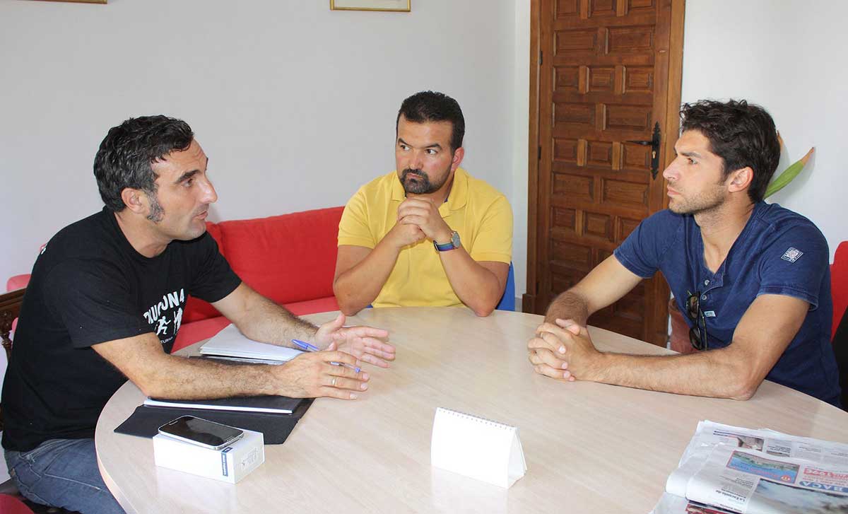 Reunión en el Ayuntamiento, con la presencia de Cayetano Rivera.