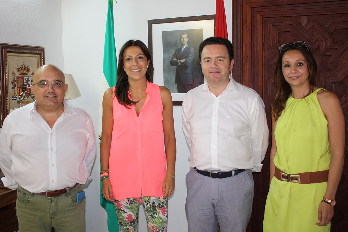 El nuevo presidente de la plaza de toros, Luis Candelas, junto a la alcaldesa y concejales.