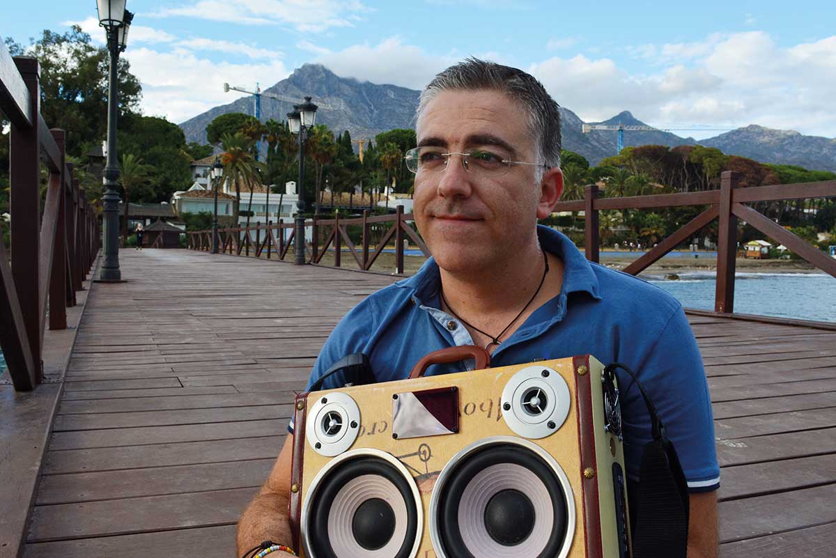 Miguel Ángel Racero, con una de sus creaciones.