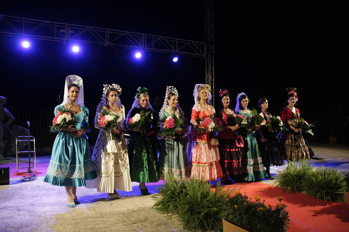 Las damas goyescas tras recibir la medalla de Pedro Romero.