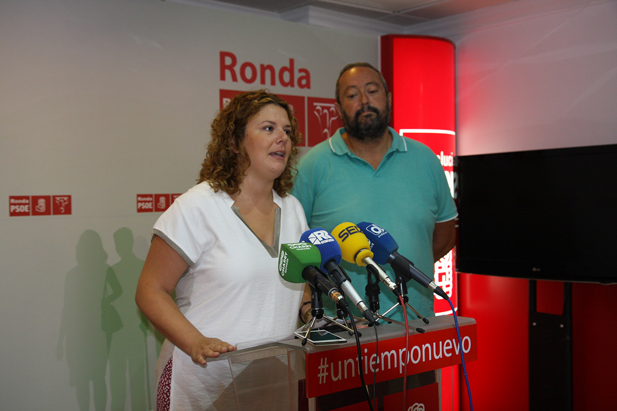 Teresa Valdenebro y José María Jiménez en la sede del PSOE de Ronda.