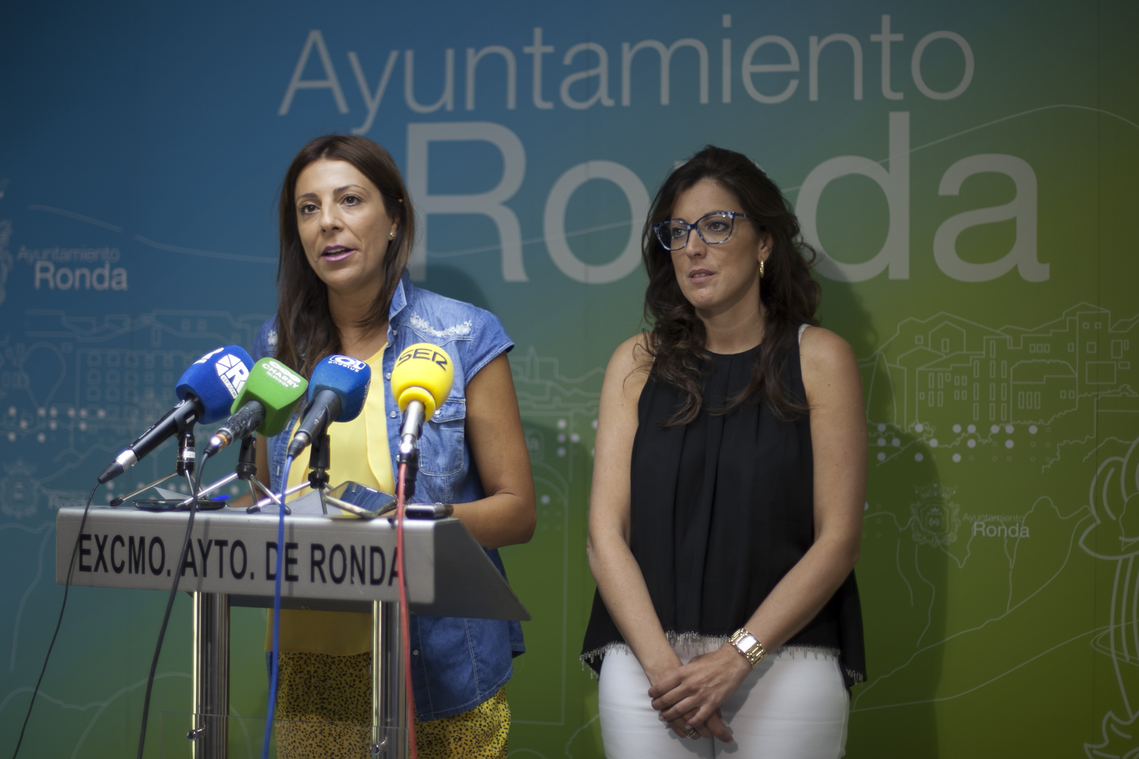 La alcaldesa de Ronda, María de la Paz Fernández, junto a la delegada municipal de Economía.