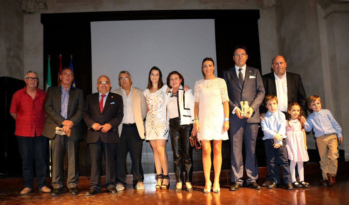 Foto de familia de los premiados junto a los responsables municipales.