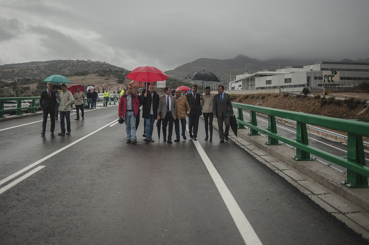 Recorrido de las autoridades junto al nuevo nudo situado junto al futuro hospital.
