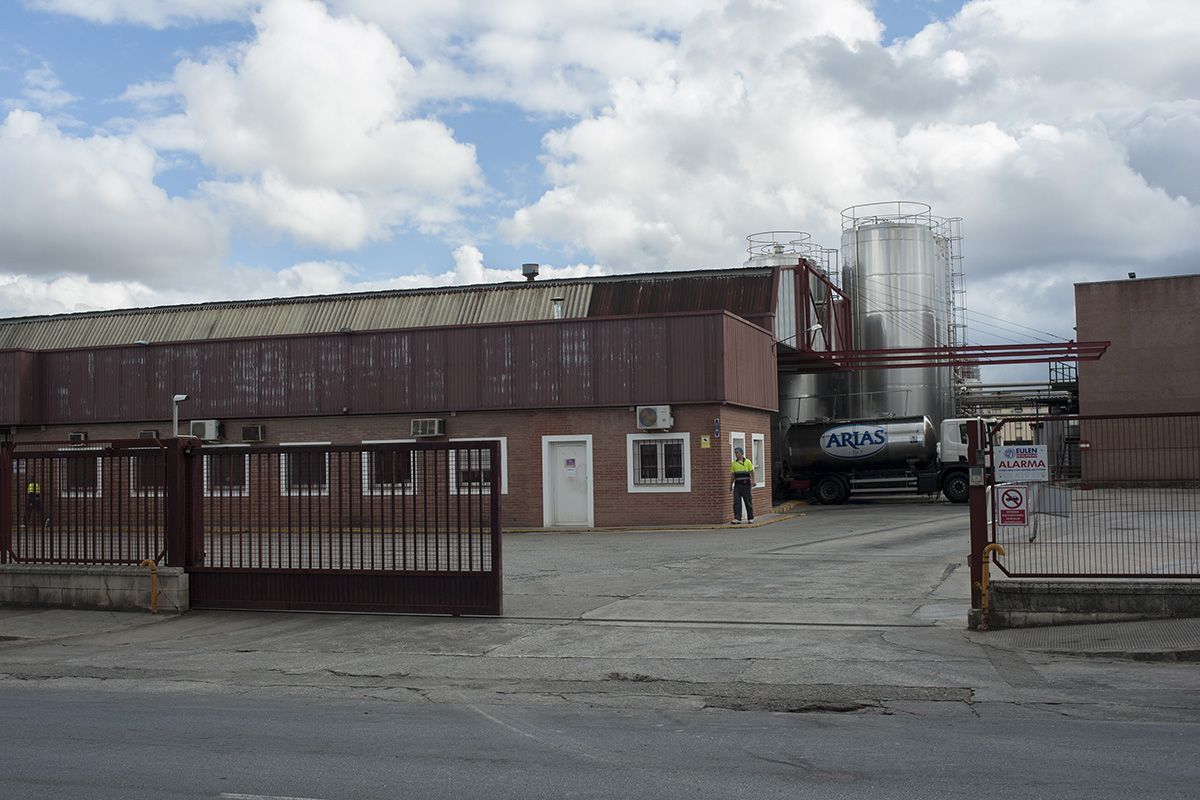 Entrada a la fábrica de Ronda situada en el polígono industrial.