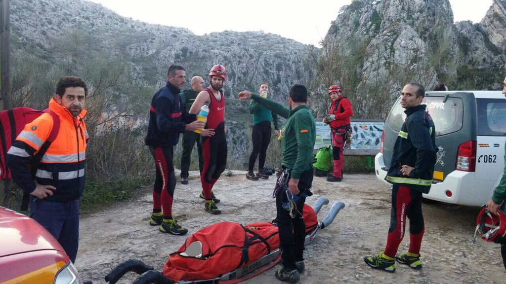 Los equipos de rescate trasladan al herido en el exterior del complejo (Foto: CPB Málaga)