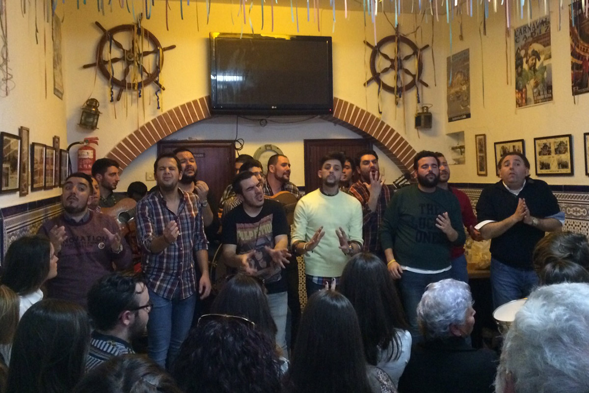 Actuación de la comparsa 'Los del Vaivén' en una peña de Cádiz.