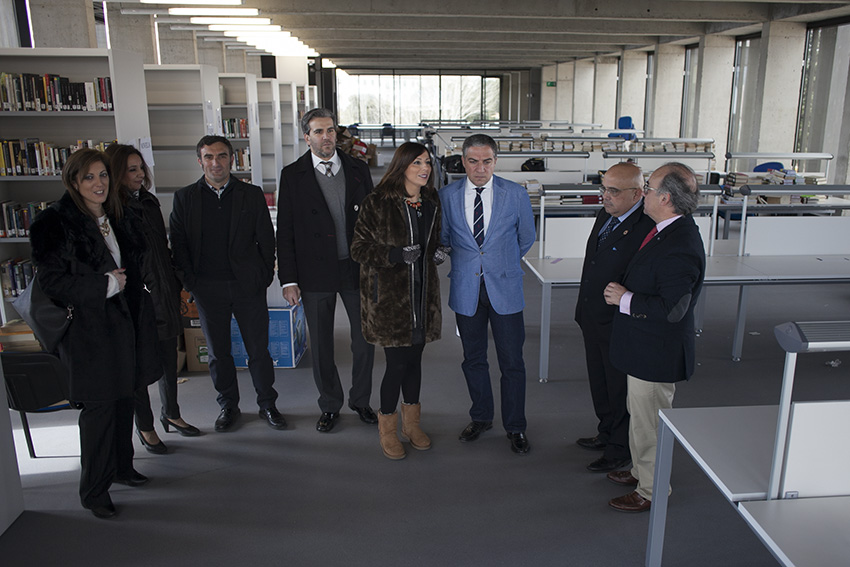 Elías Bendodo y María Paz Fermández junto a ediles del PP visitando la nueva biblioteca.