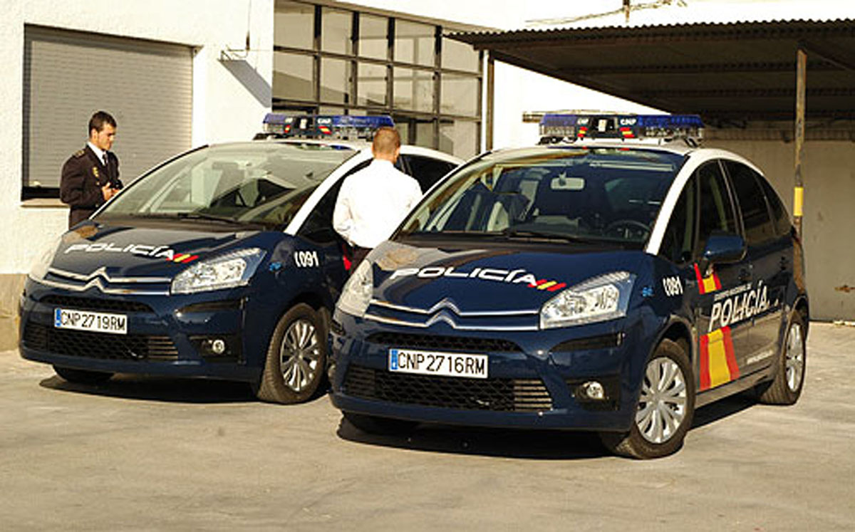 Dos vehículos de la Policía Nacional en la Comisaría de Ronda. Imagen de archivo