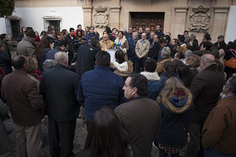 Multitudinaria rueda de prensa de María de Paz Fernández a las puertas del Ayuntamiento.