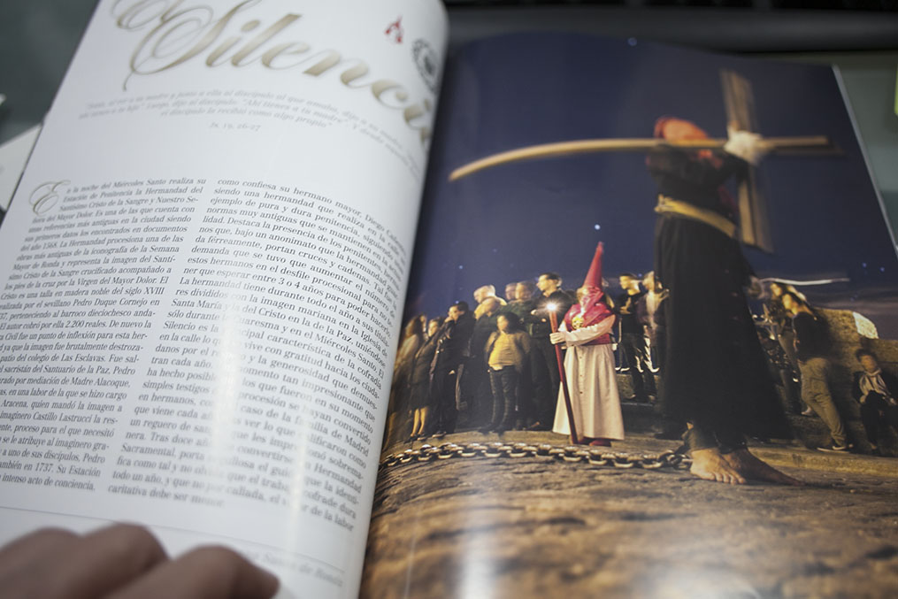 Imagen del interior de la La Voz Cofrade.