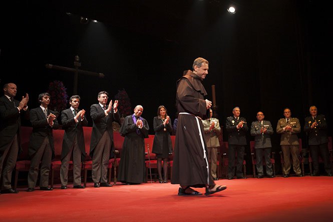 Fray Juan José saluda a los asistentes entre aplausos al finalizar su pregón.