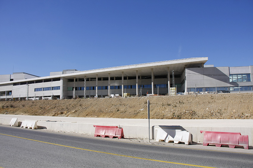 El nuevo hospital está situado junto a la carretera de San Pedro.
