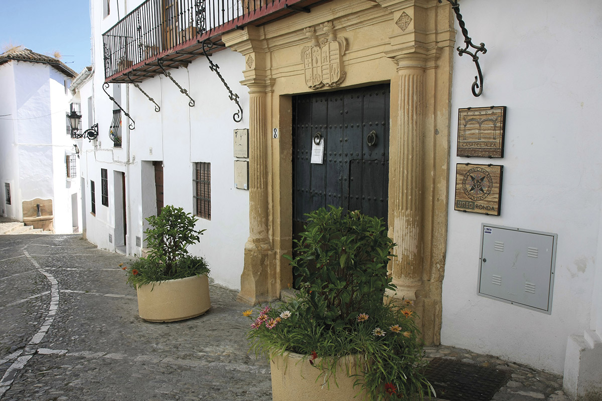 La Casa del Jalifa se encuentra situada en el casco antiguo y es de propiedad municipal.