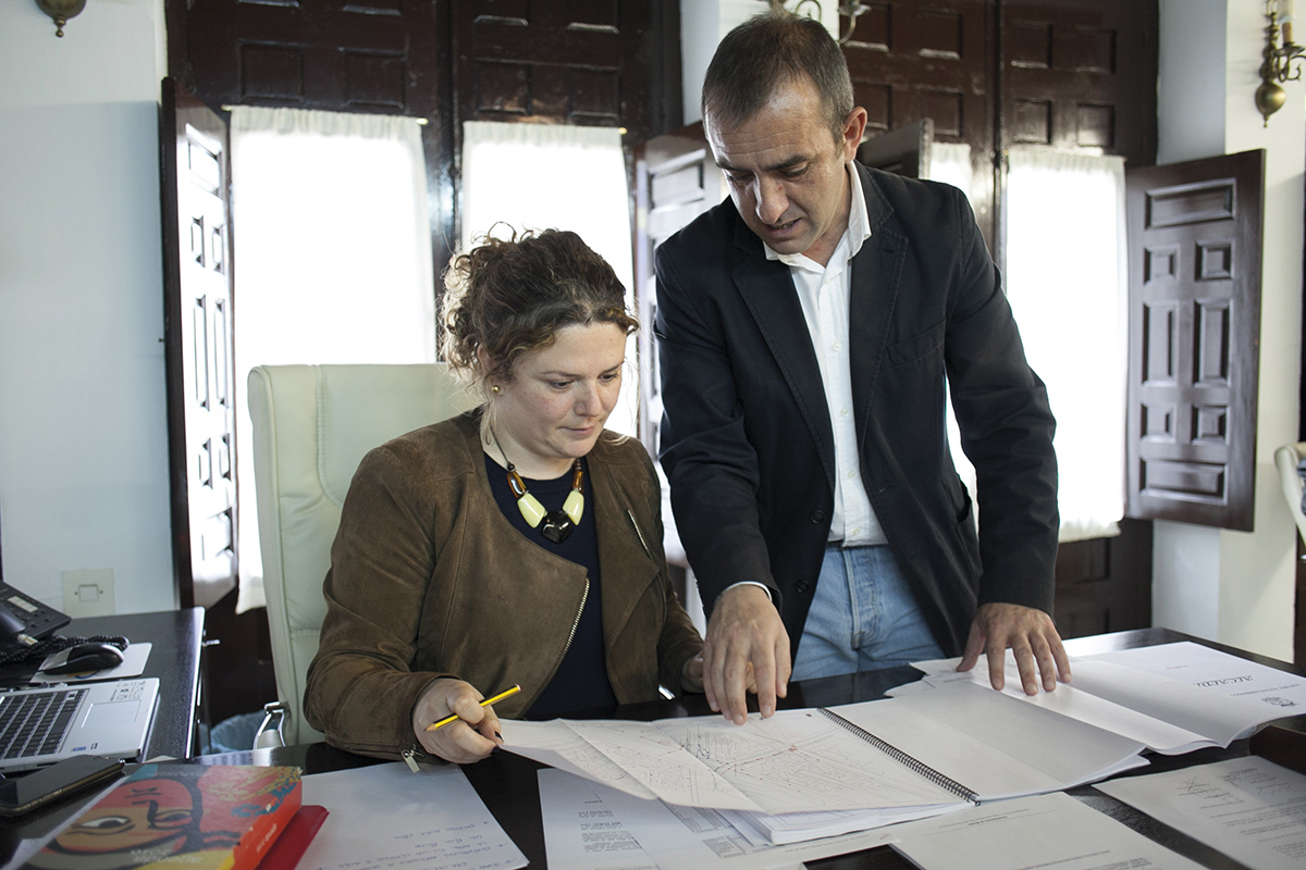 El concejal socialista Paco Márquez junto a la alcaldesa, Teresa Valdenebro.