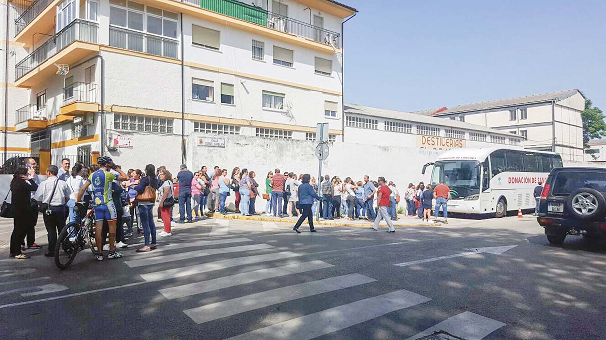La cola de personas apreciable para realizar la donación de sangre