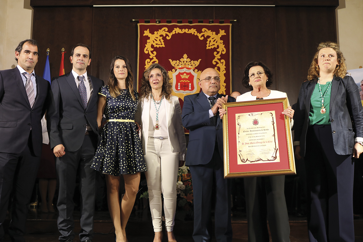 Autoridades locales y familiares en la entrega del título póstumo