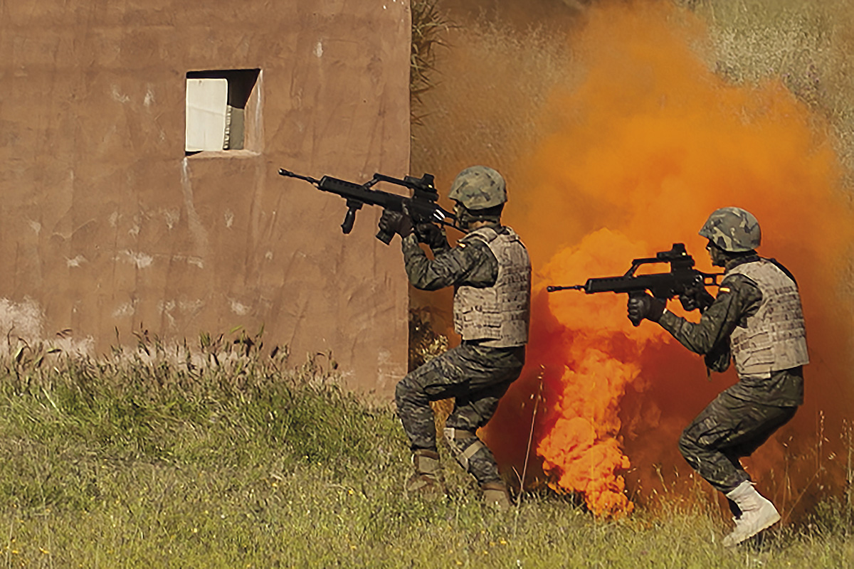 Legionarios realizan un asalto a un poblado tras ser atacados